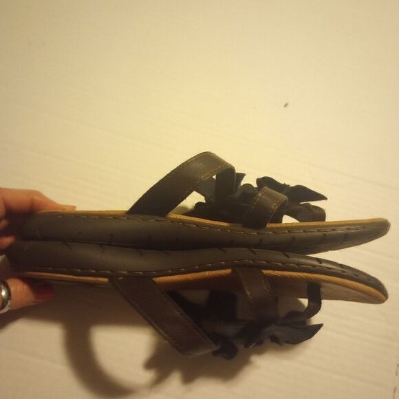 Born leather sandals with leather flower accent - Picture 4 of 9